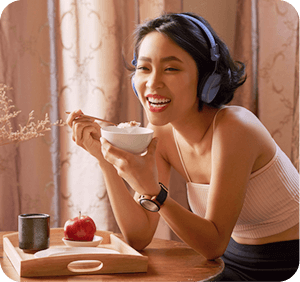 Mulher feliz comendo de forma saudável